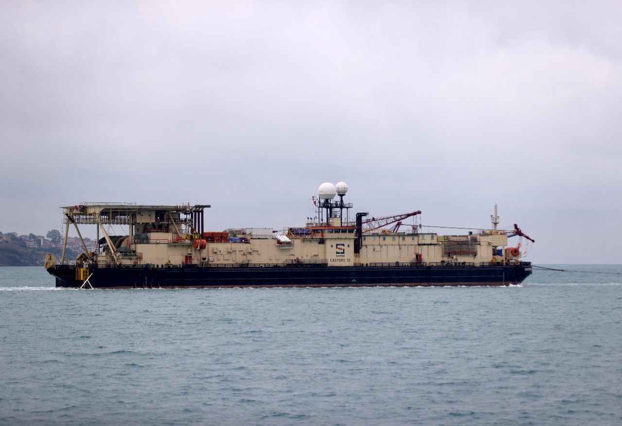 <p>Denizde kuyu hazırlık işlemleri sürürken karada da gazın işleneceği Filyos Doğal Gaz İşleme Tesisi yükseliyor. Sahada 4 bin 200 personel çalışırken 3'ü sondaj olmak üzere 16 gemi ise çalışmalara destek veriyor. Çalışmalar devam ederken belirlenen bölgeye boruları yerleştirecek gemiler Filyos'a gitmek üzere yola çıktı.</p>