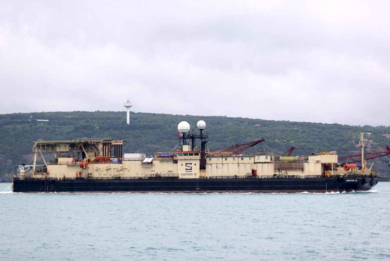 <p>Sığ kısımlarda boru yerleştirme işlemini yapacak Bahama bayraklı "Castoro 10" isimli gemi, öğle saatlerine doğru İstanbul Boğazı'na girdi. Toplam 140 metre uzunluğunda ve 30 metre genişliğinde, 10 bin 487 groston ağırlığındaki geminin geçişine, Kıyı Emniyeti Genel Müdürlüğüne ait "Kurtarma-6" ve "Kurtarma-12" römorkörleri eşlik etti.</p>
