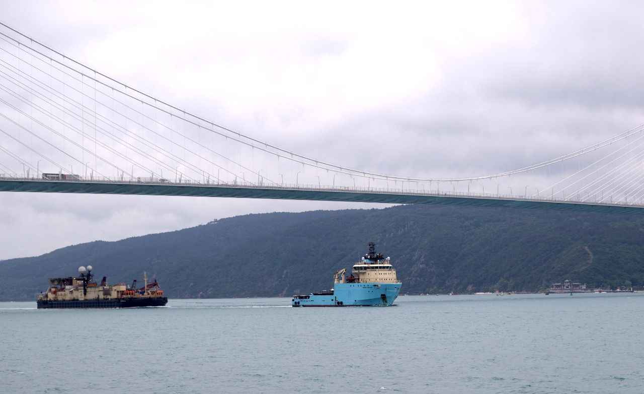 <p>Danimarka bandıralı 73 metre boyundaki "Maersk Tracker" adlı açık deniz tedarik gemisi tarafından çekilen ve 8 Haziran'da Filyos Limanı'nda olması beklenen gemi, karaya varış noktasından itibaren yaklaşık 5 kilometre uzunluğundaki sığ kısımda kalan boruların serimi ve montajını yapacak. Öte yandan derin denizde boru serimi yapacak diğer gemi ise temmuz başında Türkiye'de olacak.</p>