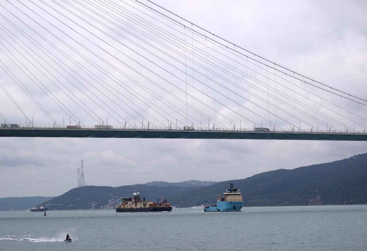 Karadeniz'e doğal gaz borularını yerleştirecek gemi İstanbul Boğazı'ndan geçti