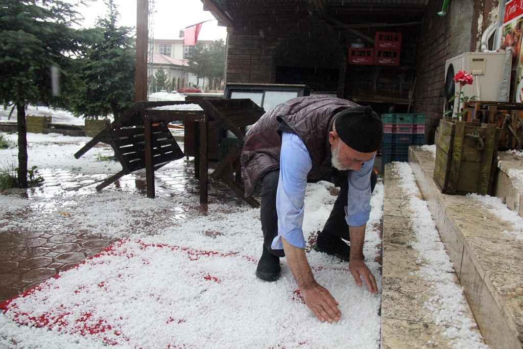 Hafik'te dolu ilçeyi beyaza bürüdü