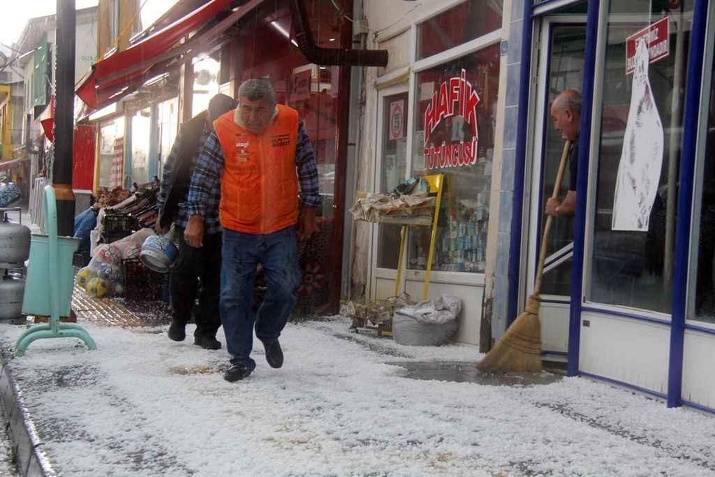 Hafik'te dolu ilçeyi beyaza bürüdü