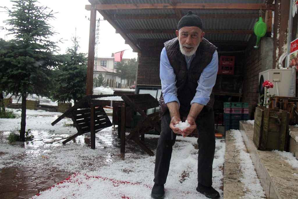 Hafik'te dolu ilçeyi beyaza bürüdü