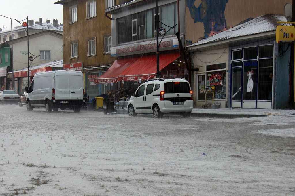 Hafik'te dolu ilçeyi beyaza bürüdü