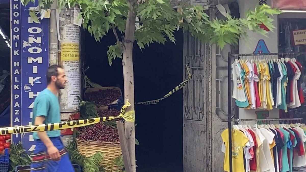 <p>İstanbul'un Kağıthane ilçesinde Çağlayan Vatan Caddesi üzerinde öğle saatlerinde vatandaşlar, tadilat yapılan bir binanın içerisinde terk edilmiş bir çantada patlayıcıya benzer bir madde olduğunu gördü.</p>