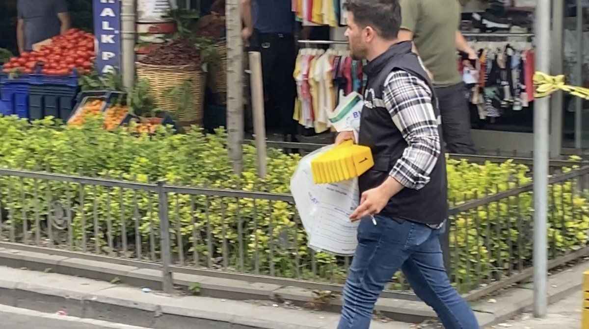 <p><strong>Çantadan el bombası çıktı</strong></p>
<p><br />Kısa sürede olay yerine gelen ekipleri, binanın girişine güvenlik şeridi çekerken, yolu ise bir süreliğine kapattı. Ardından pasaja giren bomba imha uzmanlarının yaptığını incelemeler sonucunda çantanın içerisinde el bombası olduğu anlaşıldı. Bomba güvenli bir şekilde etkisiz hale getirildikten sonra delil torbasına konularak incelenmek üzere emniyete götürüldü</p>