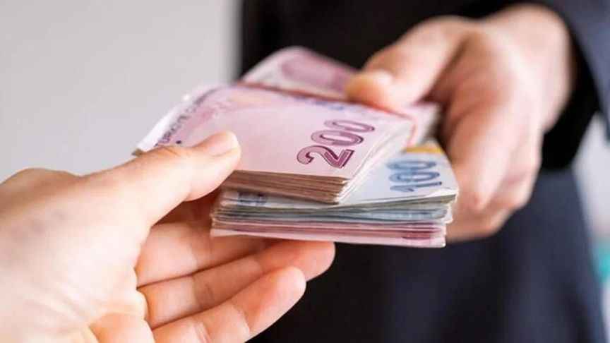 <p>Ancak yapılan düzenlemeyle tüm memurların ek göstergelerinde 600 puanlık yükseltmeye gidildi. 5,3 milyon kamu görevlisinin tamamı yılbaşından itibaren düzenlemeden yararlanacak.</p>
