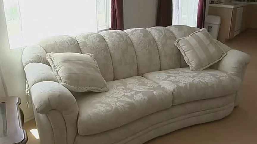 <p><strong>2 BİN 200 DOLAR ÖDÜL</strong></p>
<p>Parayı iade etmek için koltuğu aldığı aile ile hemen temasa geçen Umado, bunun karşılığında da kendisine 2 bin 200 dolar ödül verildiğini kaydetti.</p>
<p>Umado, ödülle kendisine yeni bir buzdolabı aldığını ve çok mutlu olduğunu ifade etti</p>