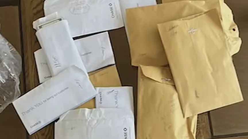 <p><strong>"ZARFLARIN İÇİNCE PARA OLDUĞUNU GÖRDÜM"</strong></p>
<p>Umado, "Koltuğu temizlerken yastığın içinde ısı pedlerine benzer katı şeyler hissettim. Çıkarıp baktığımda zarflara gizlenmiş 36 bin dolar tutarında para olduğunu gördüm." dedi.</p>