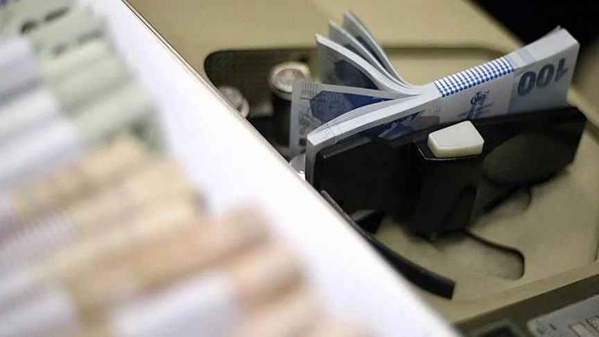 <p><strong>EMEKLİ AYLIĞI VE İKRAMİYESİ NE KADAR ARTACAK?</strong></p>
<p>Cumhurbaşkanı Erdoğan'ın düzenlemeye ilişkin verdiği örnek şu şekilde:</p>
<p>''Ek göstergesi 3600'e çıkan 30 yıllık hizmeti bulunan bir memurun emekli aylığı 1234 ile 1391 lira arasında, emekli ikramiyesi 44 bin 500 ila 50 bin 150 lira arasında artacak.</p>