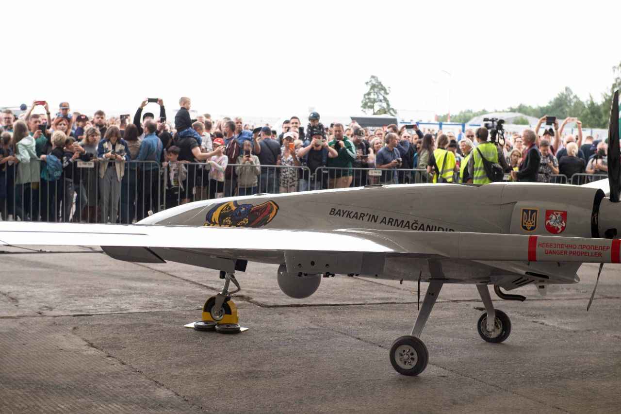 <p>Litvanya'nın Siauliai üssünde Ukrayna'ya gitmeyi bekleyen, Türkiye'nin ilk milli ve özgün SİHA'sı (Silahlı İnsansız Hava Aracı) Bayraktar TB2'nin üzerinde "Bayraktar’ın armağanıdır" yazıyor.</p>