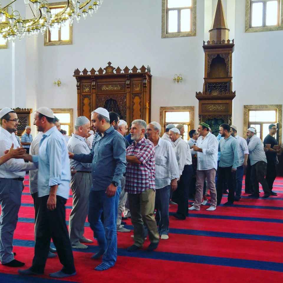 <p>5-Rabbimin sevdiği, sevdirdiği ve razı olduğu kullardan olabilmek ümidi ve niyazi ile Kurban Bayramınız mübarek olsun.</p>