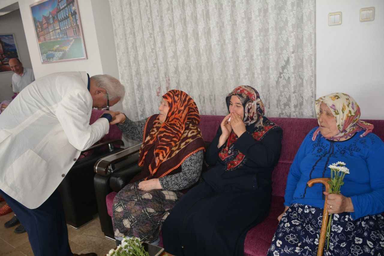 <p>2- Bayramlar berekettir, umuttur, özlemdir.Yarınlar niyettir ve duaların kabul olsun, sevdiklerin hep seninle olsun Bayramınız Kutlu Olsun.</p>