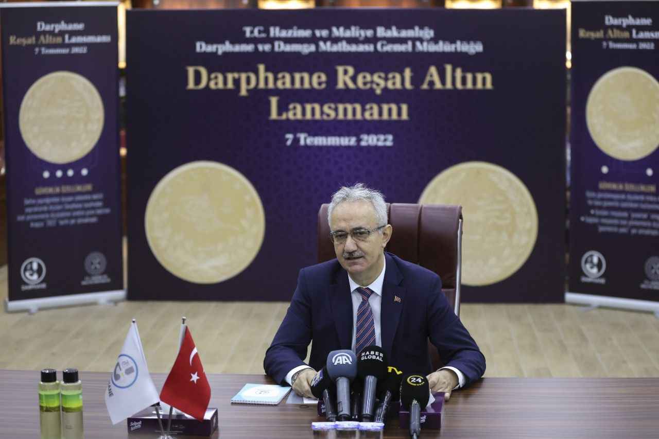 <p>Darphane'nin üretimini yaptığı para, değerli kağıt ve belgelere ilişkin bilgiler veren Şahin, Reşat altının 1909-1918 yıllarında Osmanlı Devleti'nin padişahlık makamında bulunan Sultan Reşad'ın tahta çıkışı anısına Darphane tarafından 5 farklı gramaj değerine sahip olarak basıldığını anlattı.</p>