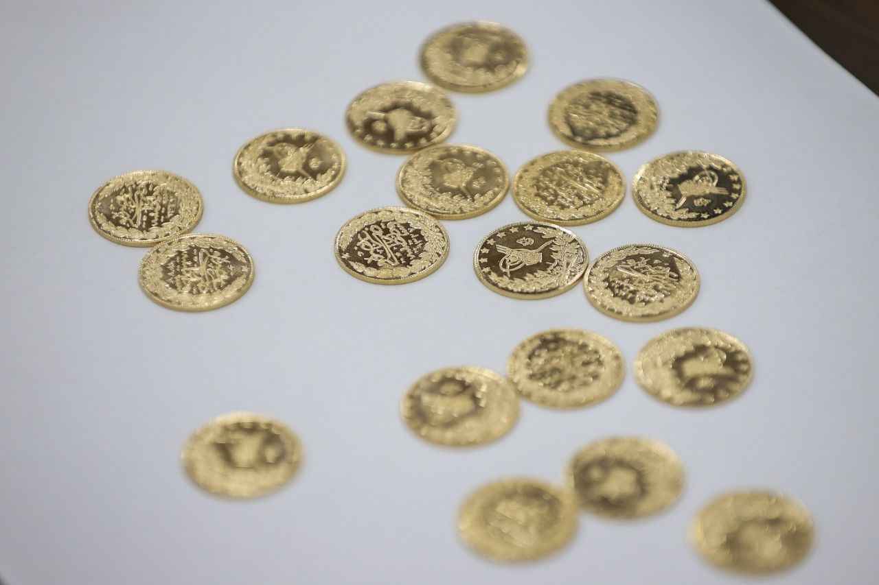 <p>Abdullah Yasir Şahin, şu anda 8 bin 300 adet orijinal Reşat altın ürettiklerini kaydederek, şu bilgileri verdi:</p>
<p>"Bunları vatandaşlarımızın ihtiyacını karşılamak üzerine kuyumculara veriyoruz. Kuyumcular üzerinden vatandaşlara gidiyor. Vatandaşlarımız alacakları Reşat altının Darphane tarafından basıldığından emin olsun. Piyasada sahteciliği çok yaygın. Cep telefonundan yüksek çözünürlükteki kamerayla fotoğrafını çekip veya büyüterek bahsettiğim 2022 yazısının görebilecekler. Orijinalinde bu rakamlar yok. Bu, bizim bastığımız altınlarla ilgili bir güvenlik ögesidir. Güvenlik ögelerimizi önlem olarak her yıl değiştireceğiz."</p>