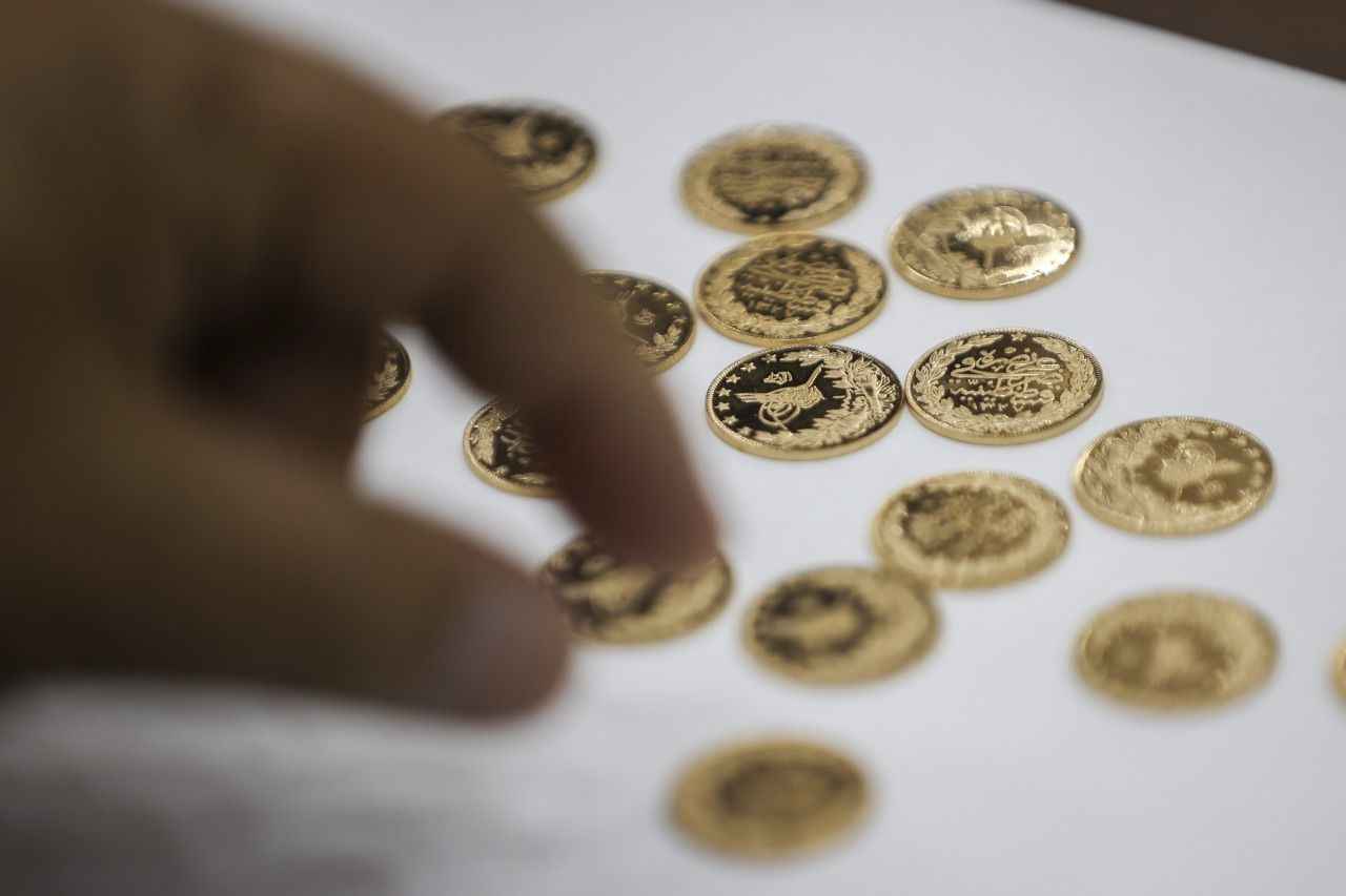 <p>Reşat altının 104 yıl sonra yeniden basılmasına ilişkin Darphane'nin Beşiktaş'taki genel müdürlük binasında düzenlenen toplantıda konuşan Darphane ve Damga Matbaası Genel Müdürü Abdullah Yasir Şahin, Darphane'nin 1467'de İstanbul'un fethinden sonra hızla genişleyen imparatorluğun para ihtiyacını karşılamak amacıyla Fatih Sultan Mehmet tarafından kurulduğunu, 555 yıllık kadim bir devlet kurumu olduğunu söyledi.</p>