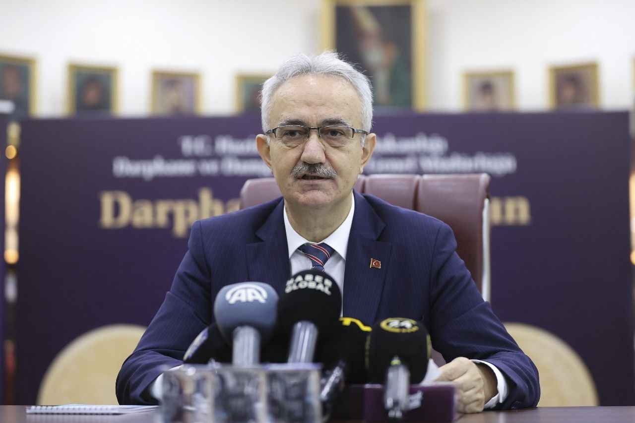 <p>Şahin, vatandaşlar tarafından yoğun rağbet görmesi nedeniyle sarrafiye piyasasında da yüksek ilgi duyulan Reşat altınların tekrar basılması yönünden gelen talepler doğrultusunda üretim sürecinin başladığını bildirdi.</p>