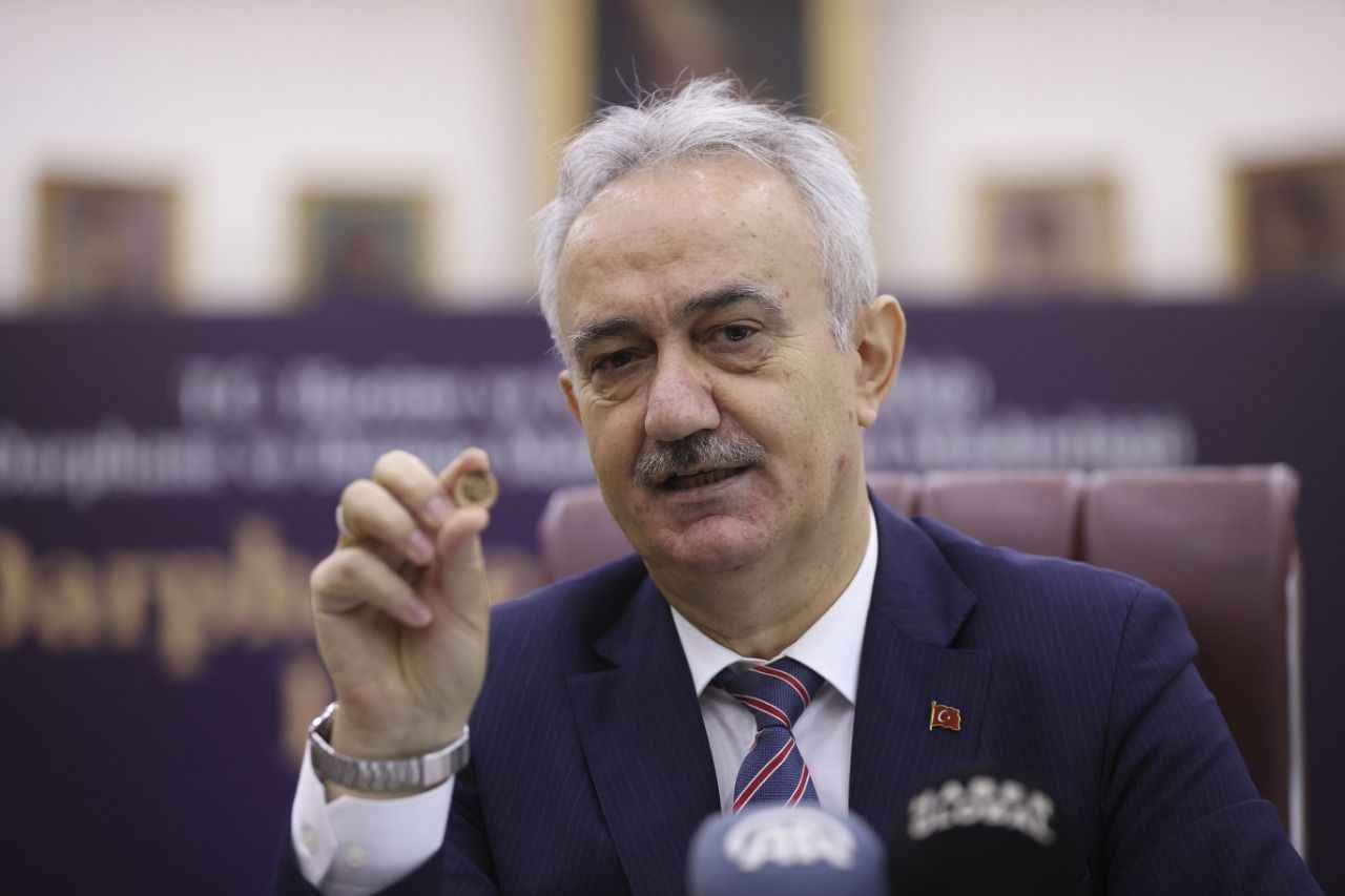 <p>Abdullah Yasir Şahin, üretim hakkı sadece Darphanede olan bu ürünlerin kimliği belirsiz kişilerce yurt içi ve yurt dışında üretilip, kaçak olarak piyasaya sürüldüğünü belirterek, sözlerini şöyle sürdürdü</p>
<p>"Güvenlik güçlerinin farklı zamanlarda yapmış olduğu operasyonlarda çok önemli miktarda Reşat altına el konulmaktadır. Usulsüz şekilde üretimi yapılan bu altınların ayar ve ağırlıkları standart dışı olduğundan, vatandaşlar da bilmeyerek aldıkları için çok büyük zarar görmekte ve mağdur olmaktadır. Bu durum kamu ve toplum yararına da önemli ölçüde zarar vermektedir. Bununla birlikte ağırlığı ve ayarı standart olmayan bu imitasyon altınlarını yetkisiz şekilde üreten kişiler de bu işten haksız ve kayıt dışı kazançlar elde etmektedir."</p>