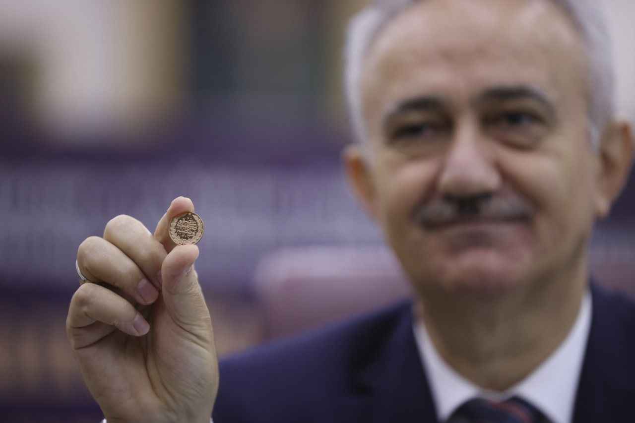 <p>Darphane ve Damga Matbaası Genel Müdürü Şahin, bahsettiği sebepler nedeniyle üretim hakkı sadece Darphane'de olan Reşat altınların, ayar, ağırlık ve güvenlikli bir standartla aslına uygun teknik özelliklerde, tekrar üretilmeye başlandığını söyledi.</p>