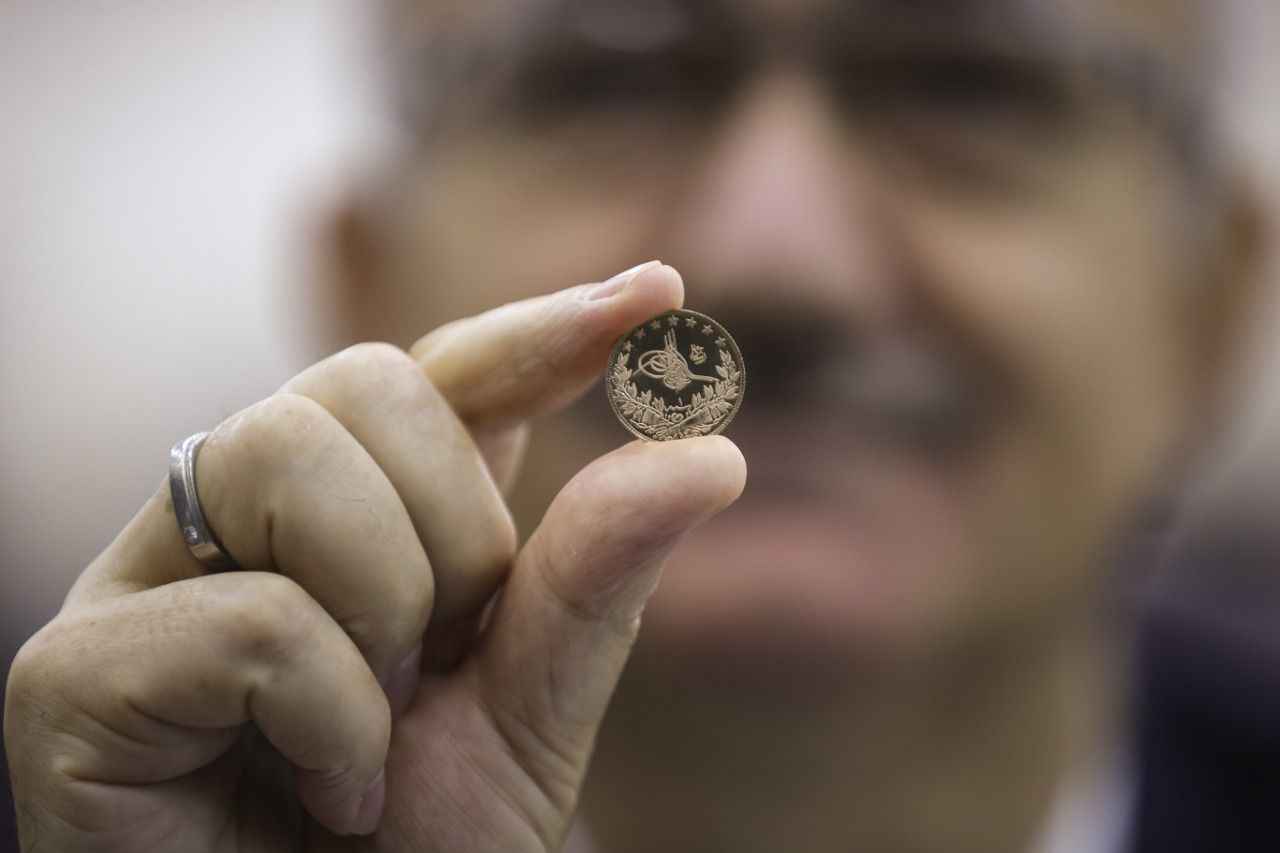 <p>Darphane ve Damga Matbaası Genel Müdürü Şahin, söz konusu ürünlerin Darphane tarafından basılmasının verdiği güvenceye ek olarak, gözle görülemeyecek ölçülerde mikro metinle ilave güvenlik özellikleri kullanıldığını kaydederek, şu uyarılarda bulundu:</p>
<p>"Vatandaşlarımıza, kuyumcularımızdan Reşat altın satın almak istediklerinde mutlaka Darphane tarafından üretilmiş güvenlikli ürünleri talep etmelerini öneriyoruz. Böylece alırken yine aslına uygun olarak basılmış doğru ürünlere sahip olacaklardır. Daha sonra satarken milyem ve gram değerindeki doğruluktan dolayı herhangi bir zararla karşı karşıya kalmayacaklardır. Reşat altınlarda bulunan güvenlik ögeleri yüksek çözünürlükteki akıllı telefonların kameralarıyla rahat ve basit bir şekilde kontrol edebilme imkanına sahiptir.</p>