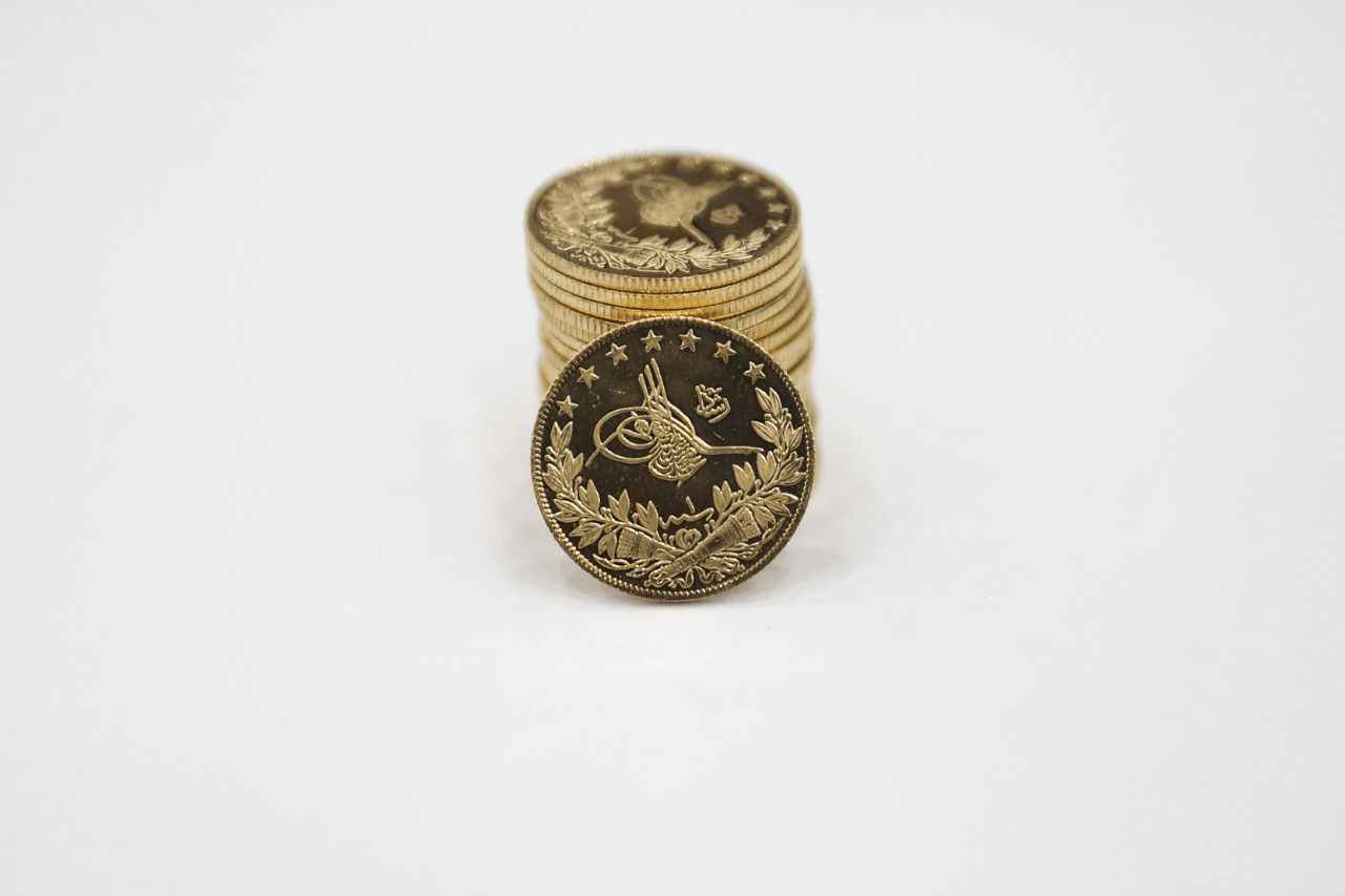 <p>Basın mensuplarının sorularını yanıtlayan Şahin, bu altınların 1918'den sonra üretilmediğini ancak piyasada alım-satımının sürdüğünü kaydederek, yoğun talep üzerine üretime başladıklarını söyledi.</p>
<p>Kuyumculardan gelen talep üzerine üretime devam edeceklerini aktaran Şahin, 1918 öncesi üretilip de şu anda piyasada kaç adet olduğuna dair bir bilgilerinin bulunmadığını ancak çok sayıda sahte ve taklit ürünün dolaşımda olduğunu bildirdi.</p>