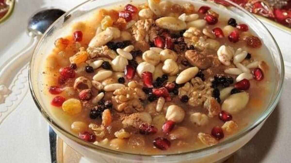 <h2 class="recipe-content-titles mobile-seen">Aşure Tarifi İçin Malzemeler</h2>
<p>(15 Kaselik)</p>
<ul class="recipe-materials" itemprop="recipeIngredient">
<li itemprop="ingredients">2 su bardağı aşurelik buğday</li>
<li itemprop="ingredients">2 yemek kaşığı pirinç</li>
<li itemprop="ingredients">2 su bardağı haşlanmış nohut</li>
<li itemprop="ingredients">2 su bardağı haşlanmış fasulye</li>
<li itemprop="ingredients">150 gram kuru kayısı</li>
<li itemprop="ingredients">150 gram kuru incir</li>
<li itemprop="ingredients">150 gram kuru üzüm</li>
<li itemprop="ingredients">1 su bardağından biraz az fındık</li>
<li itemprop="ingredients">2 litre su (buğdayları pişirmek için)</li>
<li itemprop="ingredients">4 litre sıcak su (su azaldıkça eklemek için)</li>
<li itemprop="ingredients">1 tatlı kaşığı karanfil</li>
<li itemprop="ingredients">1 çay bardağı su (karanfili kaynatmak için)</li>
<li itemprop="ingredients">1,5 su bardağı sıcak süt</li>
<li itemprop="ingredients">3 su bardağı toz şeker</li>
<li itemprop="ingredients">1 fiske tuz</li>
<li itemprop="ingredients">1 fiske karabiber</li>
</ul>