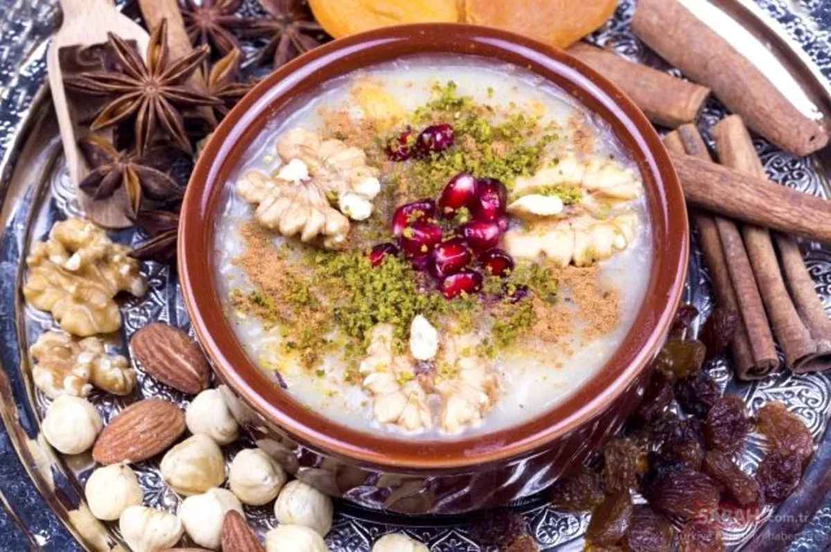 <p class="accordion-p"><strong>Aşurenin özü doğru pişirilmiş buğdaydır.</strong></p>
<p class="accordion-p">Aşurenin temel malzemesi buğdaydır. Lezzetli bir aşure için buğdayı doğru pişirmek ve özünün çıktığından emin olmak gerekiyor. Buğdayınızın suyu sarardıysa, kıvamını bulmuş demektir. Buğdayınıza pişerken tuz katarak kıvam almasını kolaylaştırabilirsiniz.</p>
<p class="accordion-p"><strong>Malzemelerin eklenme zamanları önemlidir.</strong></p>
<p class="accordion-p">Aşure için klasik olarak tüm malzemeler bir önceki akşamdan ıslatılır. Bakliyatlar ön pişirme ile koyu renklerinden arındırılır. Tencereye önce buğday sonra bakliyatlar ve en son meyveler eklenmelidir. Bu hem meyvelerin bütünlüğünün bozulmamasını hem de çok pişererek aromalarının kaybolmamasını sağlayacaktır.</p>