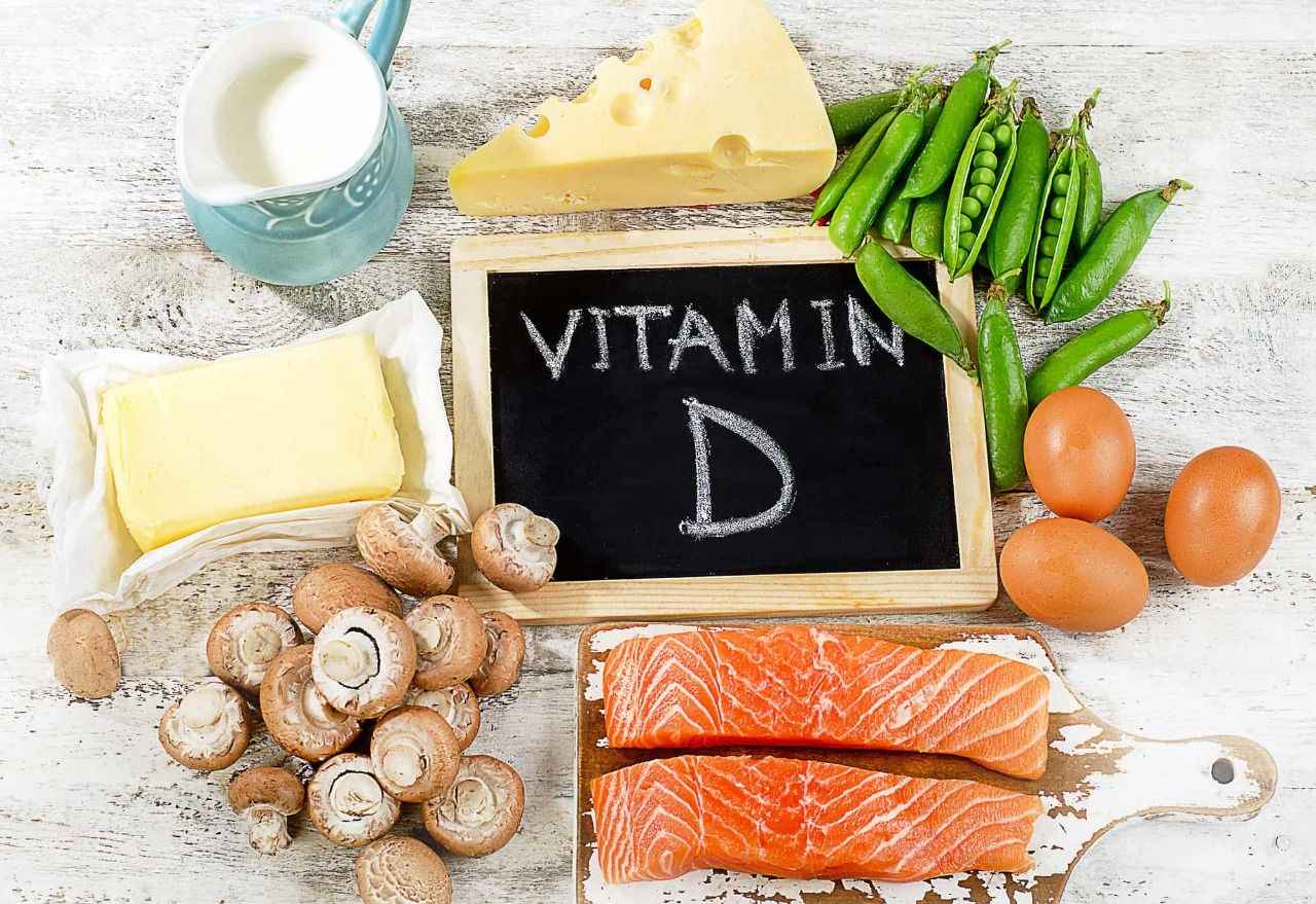 <p>3.D vitamini, kalsiyumu emmeye yardımcı olur.</p>
<p>Bir kişiye bir kaşık balık yağı içme veya haşlanmış yumurta yeme tercihini önerirseniz, açık çoğunluk ikincisini tercih eder. Özellikle de D vitamininin içeriğinin her iki durumda da aynı olduğunu fark ederlerse. Üstelik bilim adamları tavukları özel takviyeleri besleyerek yumurta içindeki D vitamini miktarını arttırmanın bir yolunu buldular. D vitamini, kalsiyumun kemiklerinizi ve dişlerinizi daha iyi emmesini ve güçlendirmesini sağlar.</p>