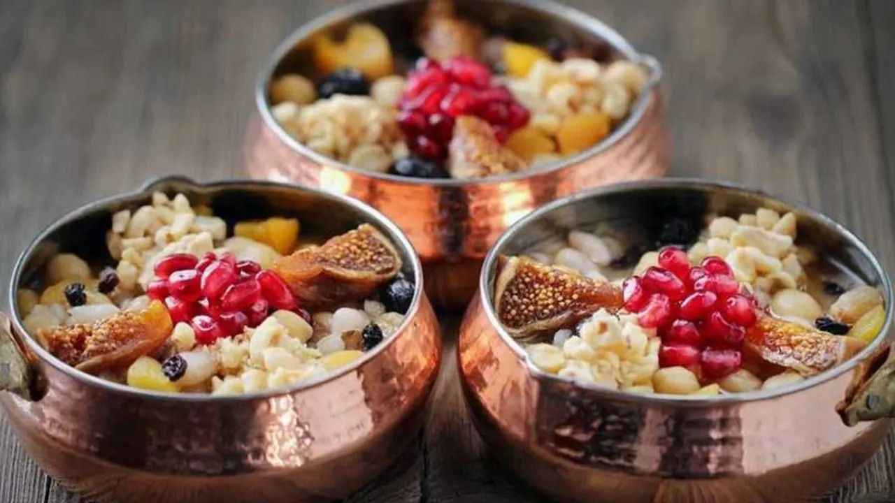 <p class="accordion-p"><strong>Doğru kıvam için nişasta ekleyin.</strong></p>
<p class="accordion-p">Aşure kıvamının ayarlanması en zorlu tatlılardan birisidir. Bunun için aşurenizi pişirirken bir miktar nişasta ekleyerek kendi dengesini bulmasını sağlayabilir ve sulu olmasını önleyebilirsiniz. Ayrıca nişasta tatlınızın soğurken çatlamasını ve dağılmasını da engelleyecektir.</p>
<p class="accordion-p"><strong>Aşurenin piştiğini suyunun yoğunluğundan anlayabilirsiniz.</strong></p>
<p class="accordion-p">15 kişilik bir aşurenin pişmesi ortalama 2 saat kadar sürer. Ancak malzemeler farklı olacağı için aşurenizi ocaktan ne zaman indireceğinizi suyunun yoğunluğuna ve rengine göre belirleyebilirsiniz. Aşure muhallebi kıvamına geldiğinde ocaktan indirmek için hazır demektir. Soğuyup, donduğunda ideal katılığını bulacaktır.</p>