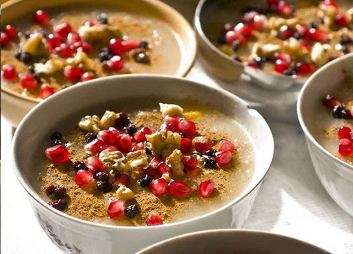 <h3 class="accordion-title"><strong><label for="subtitle-1">AŞURE GÜNÜNÜN ANLAMI</label></strong></h3>
<p class="accordion-p">Aşure günü İslam dini açısından önemli olayların yaşandığı önemli bir gündür. Allahü Teala'nın pek çok duayı kabul ettiği bu günde Hazret-i Nuh'un tufandan kurtulması, Hazret-i Âdem'in tevbesinin kabul olması, Hazret-i İbrahim'in ateşte yanmaması, Hazret-i Yunus'un balığın karnından çıkması, Hazret-i Yakub'un oğlu Hazret-i Yusuf'a kavuşması, Hazret-i İdris'in canlı olarak göğe çıkarılması, Hazret-i Musa'nın Kızıldeniz'i geçmesi, Hazret-i Eyyüb'ün hastalıktan kurtulması, Hazret-i İsa'nın doğumu ve ölümden kurtulup, diri olarak göğe çıkarılması, Hazret-i Yusuf'un kuyudan çıkması olayları oldu.</p>
<h3 class="accordion-title"></h3>