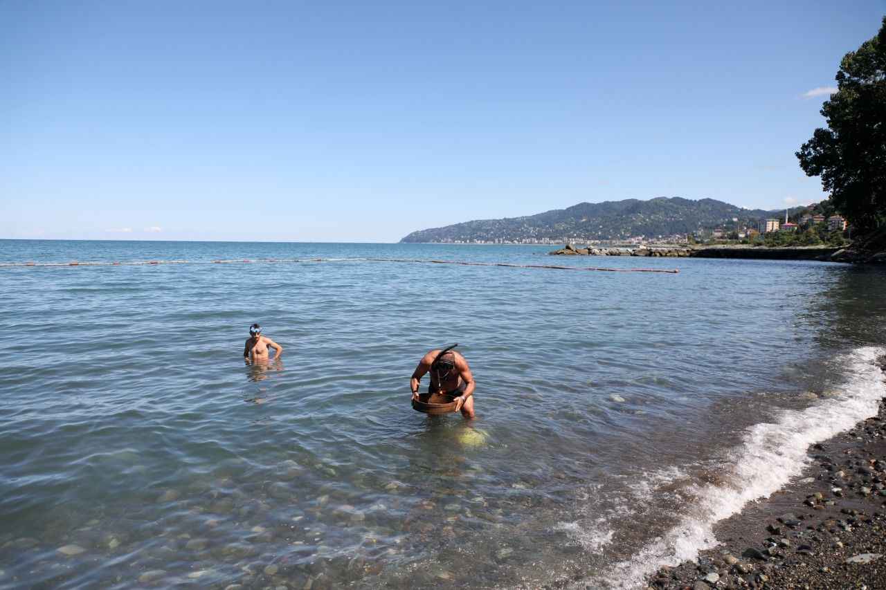 <p><span>Çayeli ilçesine bağlı Limanköy Plajı'ndan ailesi ile denize giren Ali Muhammed Al Tamni (32), kolyesini suya düşürdü.</span></p>