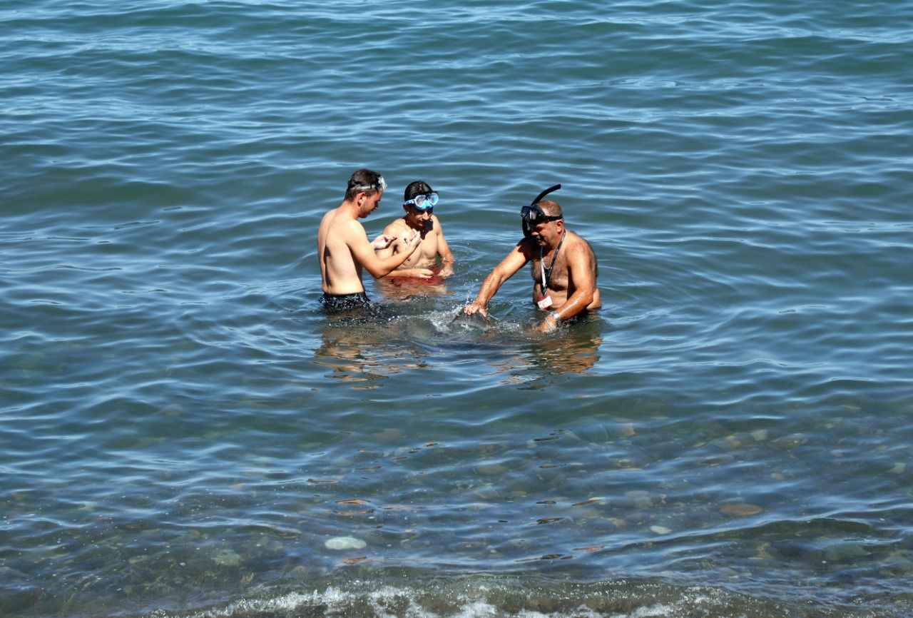 <p>Koçal, kolyeyi bulmak için yaptıkları aramalara ilişkin şunları kaydetti:</p>
<p>"Denizden cihazdan işaret gelince kumun çıkarılarak arama yapılmasını istedi. Kendisi için değerli olduğunu ve 120 bin lira olduğunu söyledi. Makine ücretini vermeyi kabul etti. Üzerine 20 bin lira daha para harcadı. Üç gündür arıyoruz. Makine ile arama yaptığımız yerlerde bir altın küpe ve bir yüzük bulduk. Makine aramasını sonlandırdık. Ara ara biz arkadaşlarla aramaya devam ediyoruz. Keşke bulabilsek. Adres ve telefonunu aldık. Bulabilirsek arayıp kendisine iade edeceğiz. Sabah iki parça daha eşya bulduk ama basit, değersiz kolyeler."</p>
<div id="habericerikDiv3" class=" v3HaberIcerikDiv ltr">
<p>İbrahim Cihan Yıldız da kepçenin denizden çıkardığı kumu süzgeçten geçirdiklerini ancak kolyeyi bulamadıklarını dile getirerek, aramaya devam ettiklerini söyledi.</p>
</div>