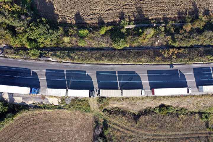 <p><span>Tır sürücüleri Avrupa'ya geçiş için bekleyişlerini sürdürüyor.</span></p>