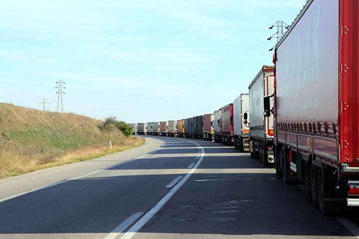 AFAD'dan sınır kapısında bekleyen tırlara kumanya yardımı