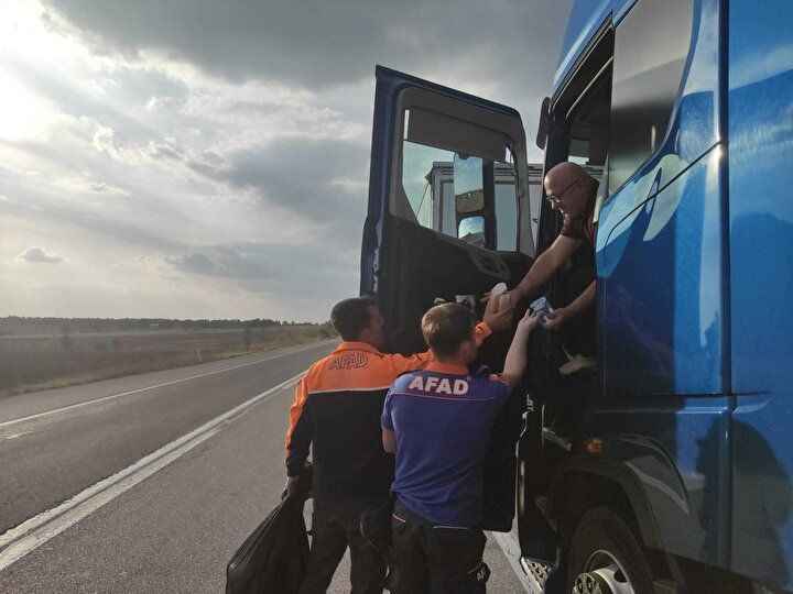AFAD'dan sınır kapısında bekleyen tırlara kumanya yardımı