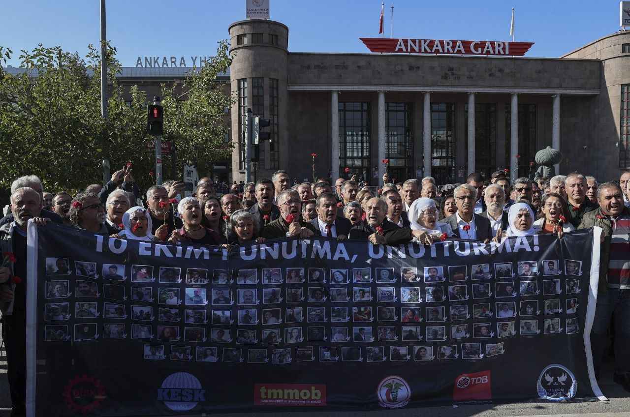 <p>Katılımcılar, "10 Ekim katliamını unutturmayacağız" yazılı ve terör saldırısında yaşamını yitirenlerin fotoğraflarının olduğu pankart açtı.</p>
<p>Yakınlarını kaybedenler tarafından 10 Ekim Anıtı'na kırmızı karanfil konuldu.</p>
<p>Öte yandan, gar çevresinde izinsiz gösteri yapmaya çalışan gruplara polisin müdahalesinde 17 kişi gözaltına alındı.</p>