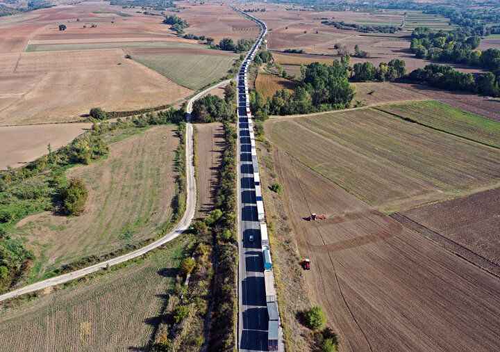 AFAD'dan sınır kapısında bekleyen tırlara kumanya yardımı
