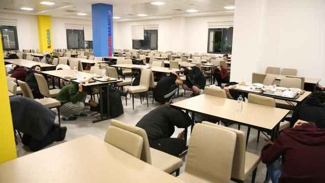 <p><strong>"Çök-kapan-tutun" hareketi uygulanacak</strong></p>
<p>Sezer, tatbikat sırasında önceden belirlenen sağlam ve güvenilir alanda "çök-kapan-tutun" hareketinin yapılması gerektiğini ifade ederek, şöyle devam etti:</p>
<p>"Uzmanlarımız ve eğitimcilerimiz, tatbikattan elde edilen verilerle 'ne eksiklerimiz var, uygulamada nelerle karşılaşıyoruz' bunların da analizini yapacak. Ona göre yol haritamızı takviye ederek, güçlendirerek devam edeceğiz ama gelinen noktada şuna çok seviniyoruz. Bütün ülkede afet farkındalığı oluşturmayı hedefliyorduk, buna adım adım ilerliyoruz."</p>