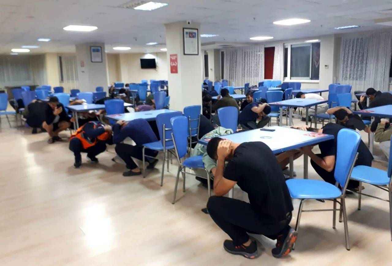 <p><strong>HAY sistemi üzerinden bilgilendirme mesajları iletilecek</strong></p>
<p>Tatbikata ilişkin tüm duyuruların yapıldığını bildiren Sezer, Haber Alma ve Yayma Sistemi (HAY) üzerinden çarşamba günü 66 milyon 154 bin kişinin cep telefonlarına gönderilen bilgilendirme mesajının bugün ve yarın da iletileceğini aktardı.</p>