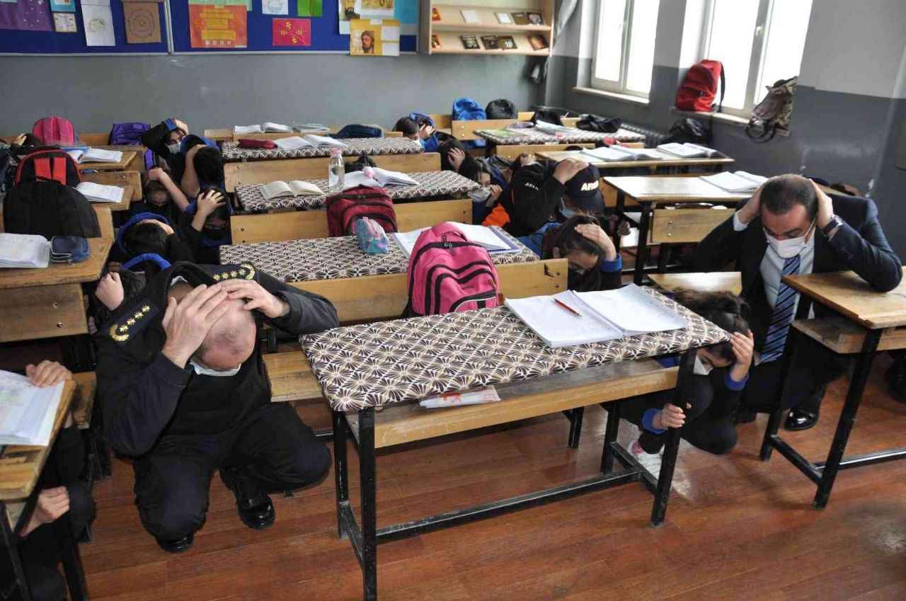 <p><strong>"Korku ve panik olmasın diye siren sistemini kullanmayacağız"</strong></p>
<p>HAY sisteminden verilecek anonsların cami ve belediye hoparlörlerinden de yayınlanacağına işaret eden Sezer, "Korku ve panik olmasın diye siren sistemini kullanmayacağız. SMS bildirim, Hayati Uyarı Bildirimi, cami ve belediye hoparlörlerinden, TRT'ye ait televizyon ve radyo kanallarından otomatik olarak, diğer radyo ve televizyonlarda ise bilgilendirmelerle vatandaşlarımıza ulaşmış olacağız." dedi.</p>
<p><strong>Tatbikat, 81 il ve KKTC'de yapılacak</strong></p>
<p>Sezer, tatbikatın yapılacağı gün İçişleri Bakanı Süleyman Soylu'nun başkanlığında üst düzey yetkililerin, AFAD'da bir araya geleceğini, 81 il ve Kuzey Kıbrıs Türk Cumhuriyeti'nde (KKTC) tatbikatın yapılacağını söyledi.</p>