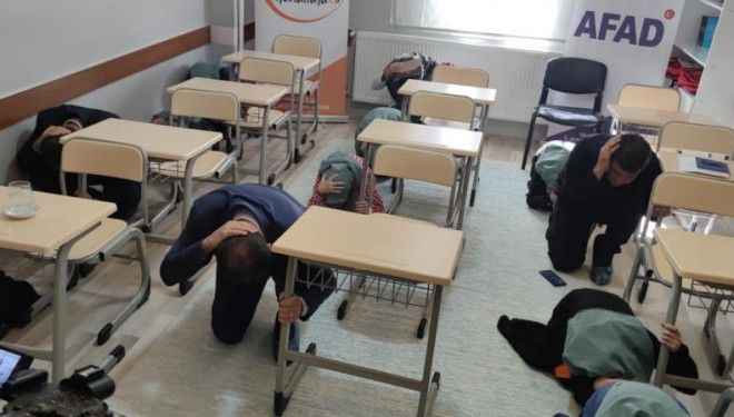 <p><a href="https://www.trthaber.com/etiket/kktc/" target="_blank" rel="noopener">KKTC</a><span> </span>ile Düzce, İstanbul, İzmir, Elazığ,<span> </span><a href="https://www.trthaber.com/etiket/kahramanmaras/" target="_blank" rel="noopener">Kahramanmaraş</a><span> </span>ve Erzurum'dan canlı yayın bağlantısı yapılacağını bildiren Sezer, basın mensuplarının tatbikatı anlatabilmeleri için İstanbul, İzmir,<span> </span><a href="https://www.trthaber.com/etiket/ankara/" target="_blank" rel="noopener">Ankara</a><span> </span>ve Düzce'de kurulacak<span> </span><a href="https://www.trthaber.com/etiket/medya/" target="_blank" rel="noopener">medya</a><span> </span>platformlarında uzmanların deprem öncesi, deprem anı ve sonrasıyla ilgili bilgilendirme yapacağını belirtti.</p>