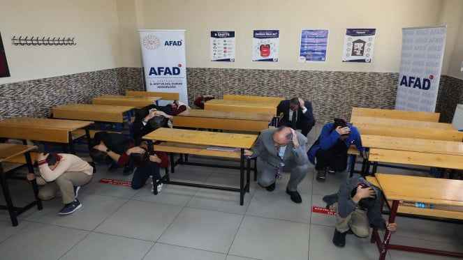 <p><strong>"Bizim 593 bin gönüllümüz var"</strong></p>
<p>Sezer,<span> </span><a href="https://www.trthaber.com/etiket/istanbul/" target="_blank" rel="noopener">İstanbul</a><span> </span>ve Bursa'daki eğitim merkezlerinin gün boyu açık olacağını ve mobil simülasyon tırlarının da ülke genelinde bulundurulacağını ifade ederek, sözlerini şöyle sürdürdü:</p>
<p>"Bizim 593 bin gönüllümüz var. Gönüllülerimiz hem tatbikat vesilesiyle aktif görev alacaklar hem de tatbikatlara katılacaklar. Üniversitelerimiz, muhtarlarımız, sivil toplum kuruluşlarımız, akredite ettiğimiz STK'ler, kurum ve kuruluşlarımızın yetkilileri, site yöneticileri tatbikatın koordinasyonunda ve tatbikatta aktif bir şekilde görev alacaklar."</p>