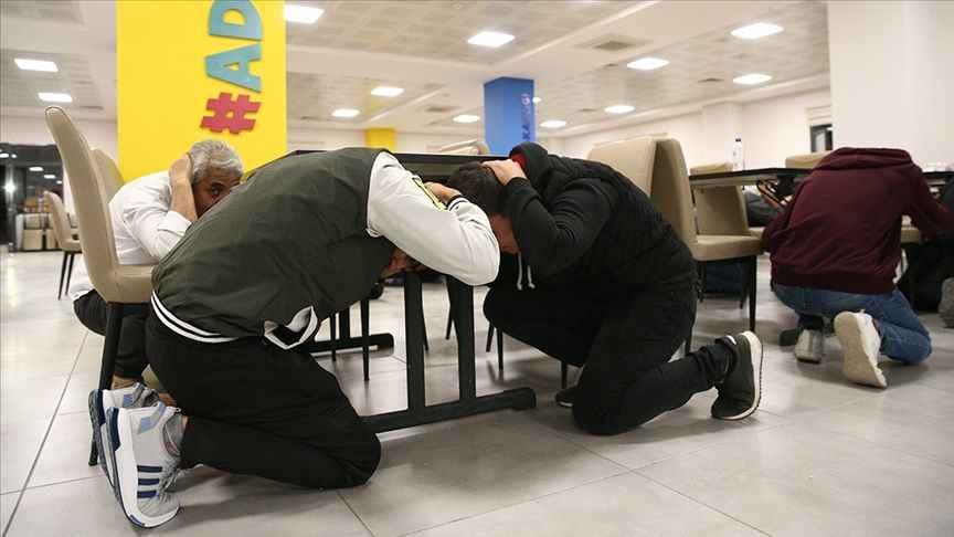 <p><strong>"AFAD tatbikat bilgilendirmesidir…"</strong></p>
<p>Ülke genelinde telefon, televizyon ve radyo ile cami ve belediye hoparlörlerinden duyurulacak anonsta, "AFAD tatbikat bilgilendirmesidir. Şu anda tüm ülkede deprem anı çök-kapan-tutun tatbikatı yapılmaktadır." ifadesi kullanılacak.</p>