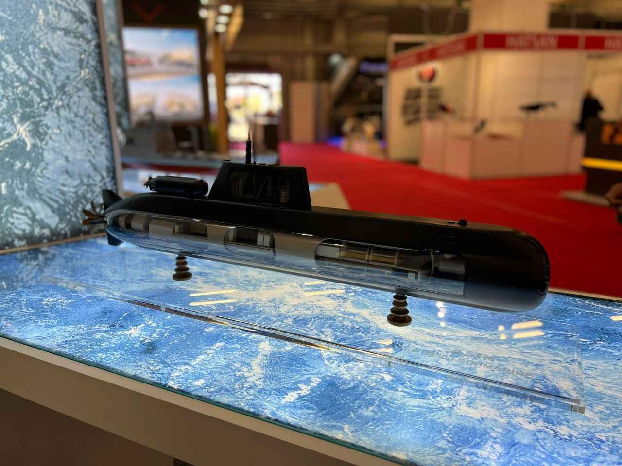 <p>Pakistan'da bugüne kadar önemli projelere imza attık. Pakistan donanması için tasarladığımız, Türkiye'nin yurt dışına yapmış olduğu en büyük tonajda askeri gemi inşa projesi Pakistan Denizde İkmal Gemisi PNS MOAWIN'i Karaçi'de inşa ederek 2018'de teslim ettik. Yine Pakistan'ın sahip olduğu Agosta 90B sınıfı denizaltıların modernizasyonunda faaliyetlerimizi sürdürüyoruz.</p>