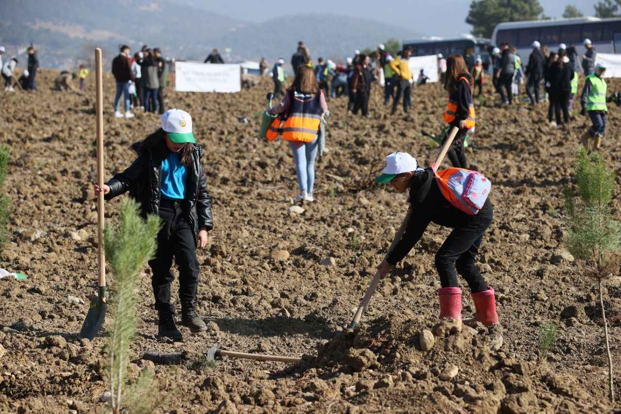 <p><strong>İZMİR</strong></p>
<p></p>
<p>İzmir'de "Türkiye Yüzyılına Nefes" temasıyla düzenlenen 11 Kasım Milli Ağaçlandırma Günü etkinliklerinde, 240 bin 600 fidan toprakla buluşturuldu. İzmir Orman Bölge Müdürlüğü tarafından, Bornova Yakaköy Mahallesi'ndeki Arapalanı Mevkisi'nde tören düzenlendi. İzmir Orman Bölge Müdürü Zafer Derince, törende yaptığı konuşmada bugün kentteki 31 bölgede, 42 bin 200 fidanın toprakla buluşturulduğunu ifade etti.</p>