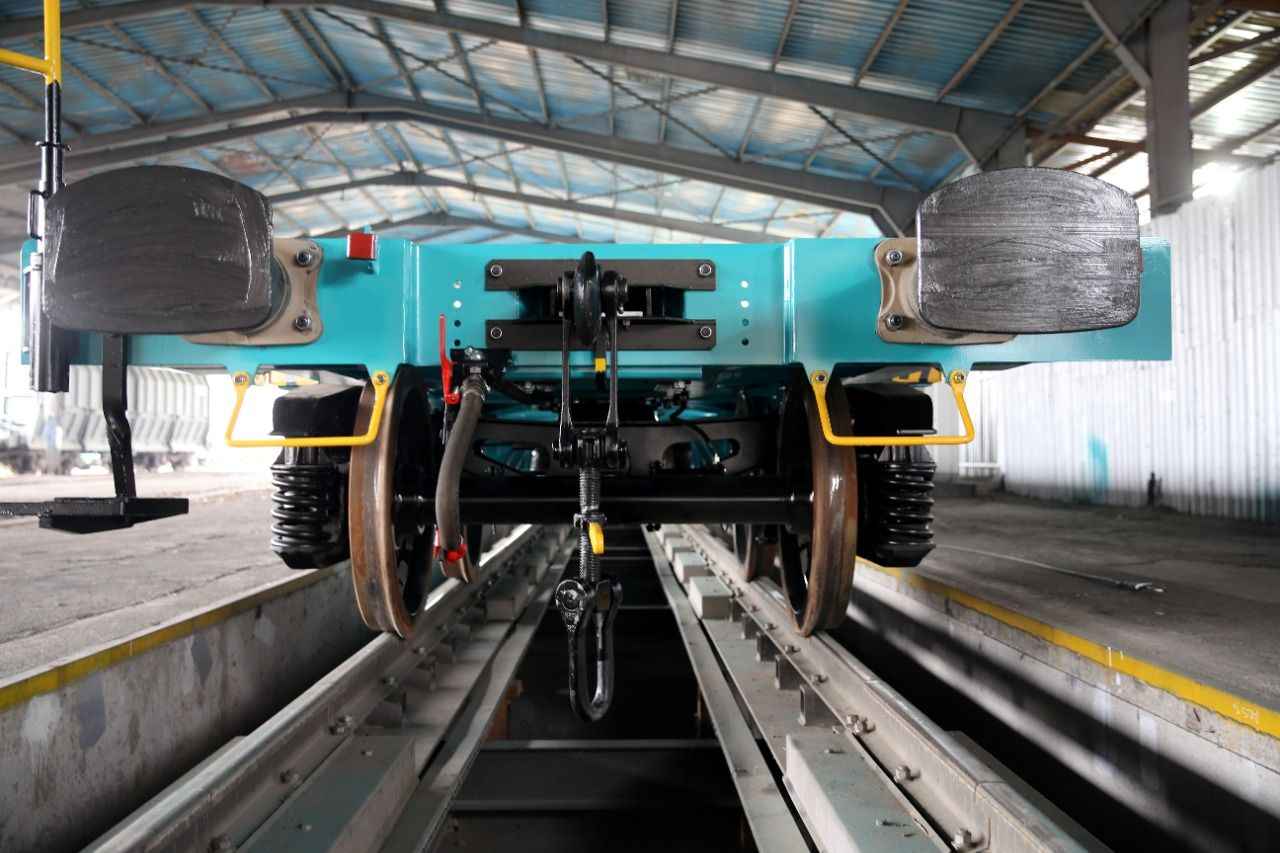 <p><strong>100. yıla özel 450 milli yük vagonu üretilecek</strong></p>
<p>Cumhuriyet'in 100. yılı için fabrikalarının hedeflerini de açıklayan Karadağ, şunları kaydetti:</p>
<p>"Cumhuriyet'in 100. yılında 2023 yılında inşallah 450 milli yük vagonu programımızda var. 450 milli yük vagonunu üretip inşallah memleketin hizmetine sunacağız. Geçtiğimiz yıllarda özel sektör işbirliğiyle Avrupa'nın çeşitli ülkelerine Fransa, Avusturya ve Almanya'ya vagonlar yapıldı. Şu anda yurt dışına değil, yurt içi olarak ihtiyacı karşılıyoruz. Önümüzdeki yıl yine yurt içi ihtiyacı karşılamaya yönelik üretim faaliyetlerimize devam edeceğiz."</p>