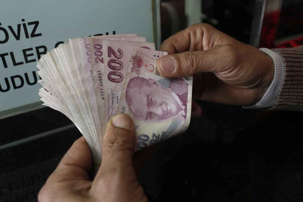 <p><strong>Yasayı bekleyenlerin önceliği ne olmalı?</strong></p>
<p>Hangi kapsamda çalışırsanız çalışın mutlaka hizmet dökümünüzü inceleyin. Doğum tarihi, ilk işe giriş tarihi, hizmet dökümündeki çalışma gün sayıları kontrol edilmeli. Hata varsa yasa girmeden önce düzeltilmesinde fayda bulunuyor.</p>