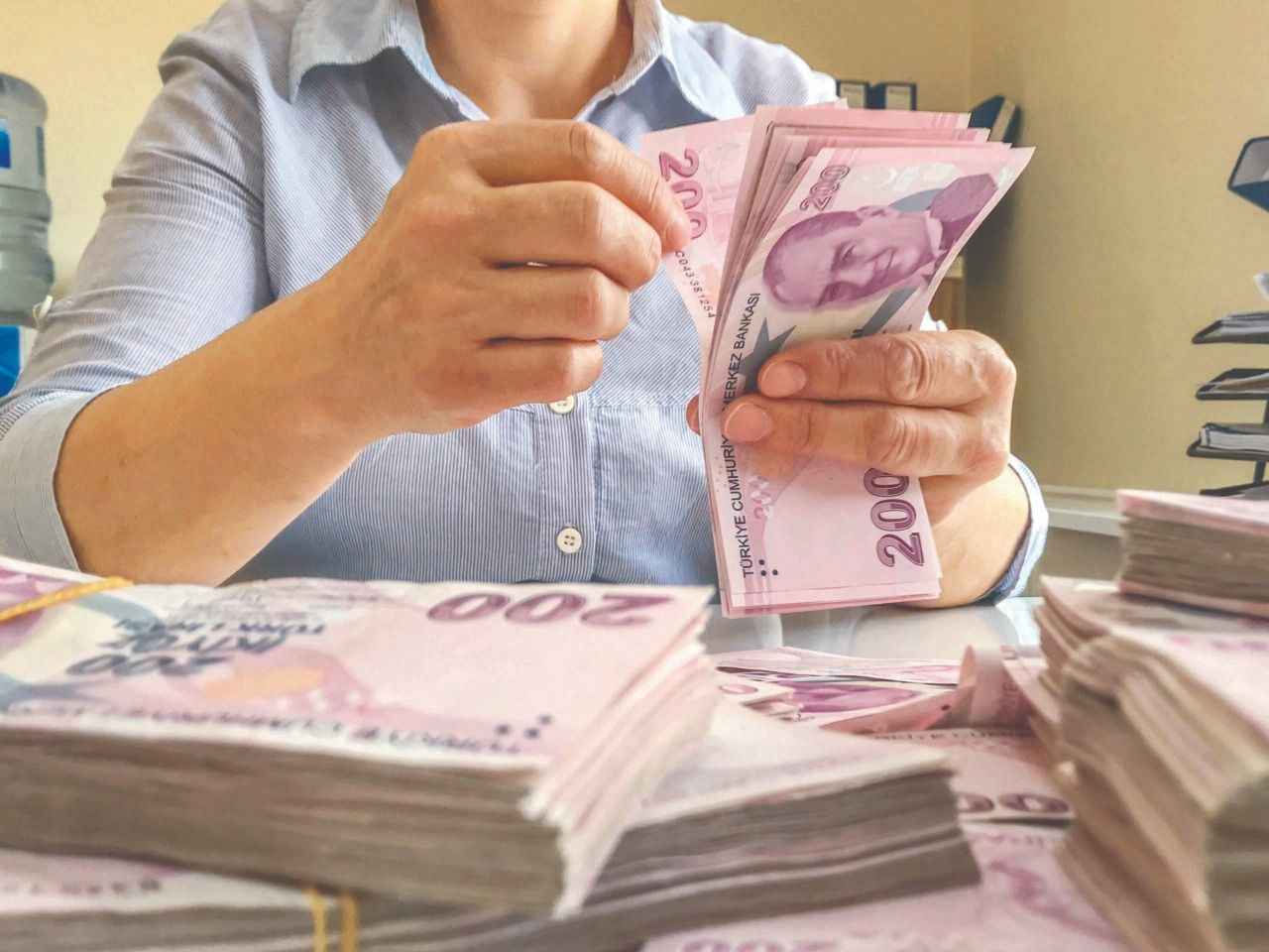 <p><strong>Kısmi emeklilik koşulları değişir mi?</strong></p>
<p>Mevcut uygulamada 15 yıl ve 3.600 günü dolduranlar daha fazla çalışmadan emekli olabiliyor.</p>