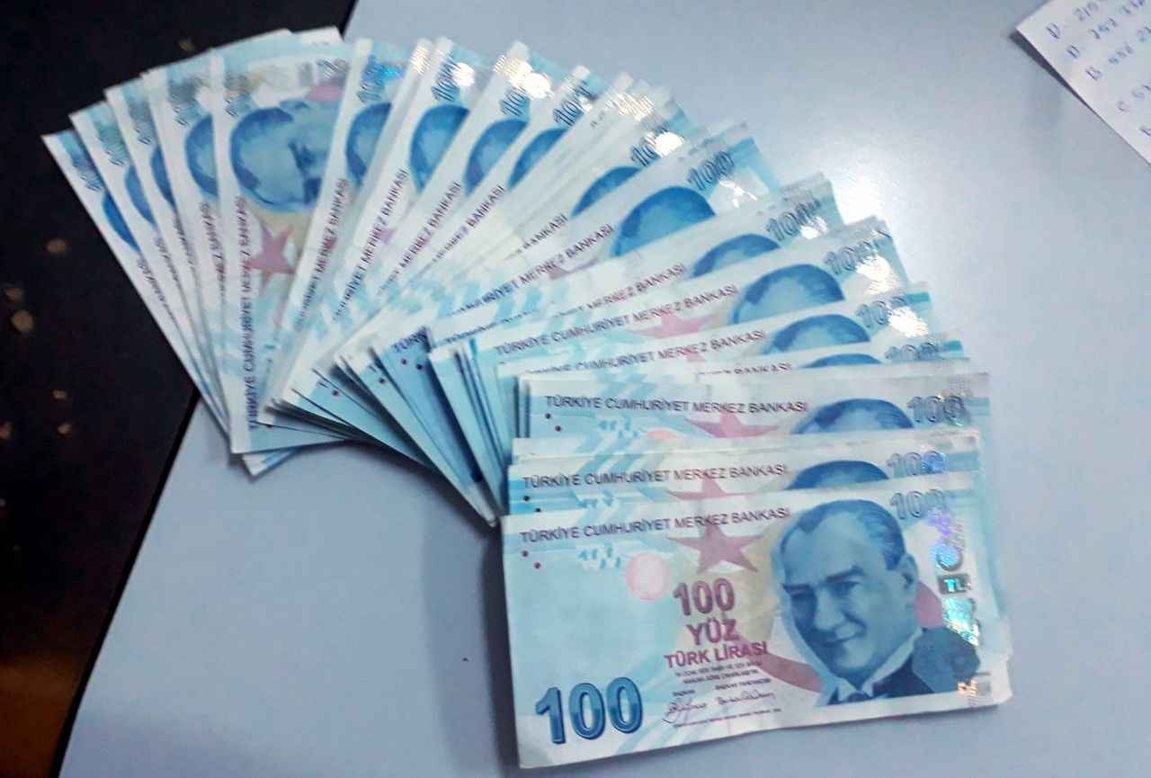 <p>Örneğin, bir erkek çalışan 25 yıllık hizmet süresini Mart 2023’te tamamlıyorsa o tarihte emekli olabilecek. Aylık bağlama hesaplaması mevcut sistemden farklı olmayacak. Merak edilen bazı soruların yanıtları şöyle:</p>