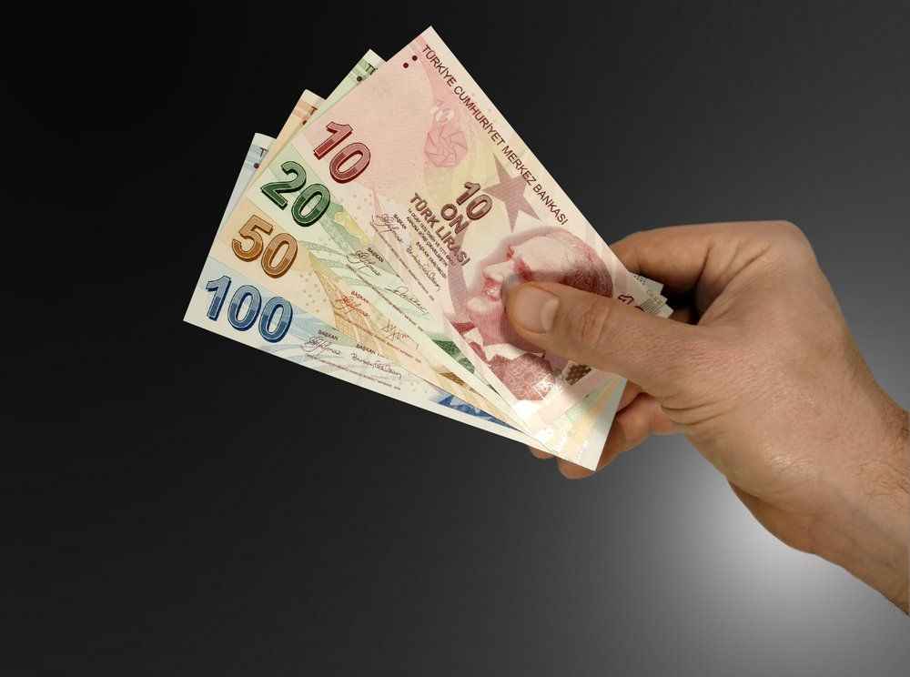 <p>Bu tarihte 18 yaşında olan bir kadın çalışan 2023 Ocak ayında emeklilik dilekçesini verdiğinde yaklaşık 24 yıllık sigorta süresine sahip olacak. Kadın çalışanlar için 20 yıllık süre yettiği için çalışan bu tarihte 42 yaşında da olsa emekliliğe haz kazanmış olacak. Aynı durumda olan bir erkek çalışan da bir yıl sonra 43 yaşında emekli aylığı almaya başlayacak.</p>